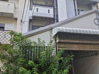 出售 和 出租 4 卧室 联排别墅 在 Phra Khanong, 曼谷