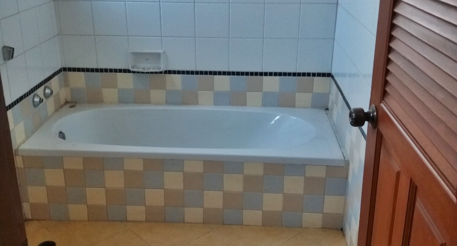 For sale 6 bedrooms house in Mueang Chiang Mai, Chiang Mai