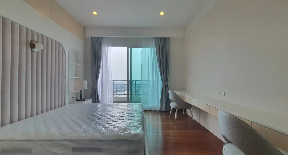 For sale 4 bedrooms condo in Yan Nawa, Bangkok