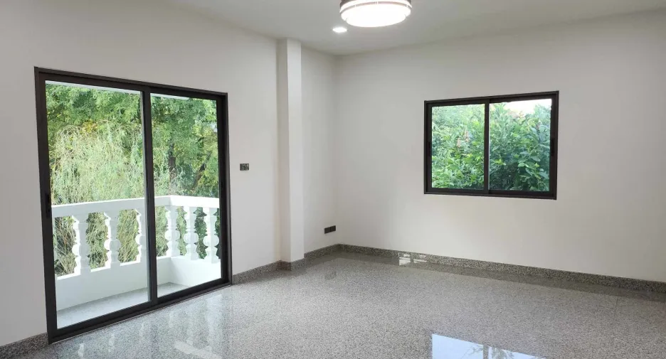 For sale 4 bedrooms house in San Kamphaeng, Chiang Mai