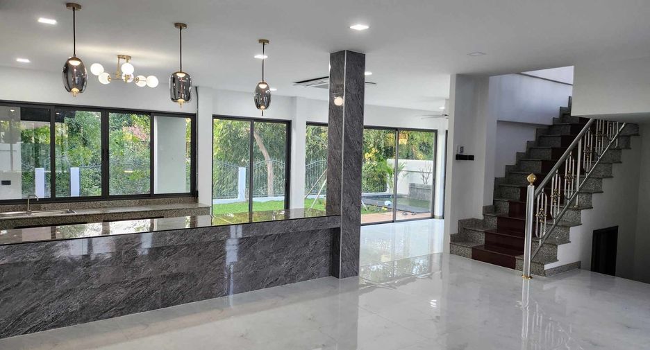 For sale 4 bedrooms house in San Kamphaeng, Chiang Mai
