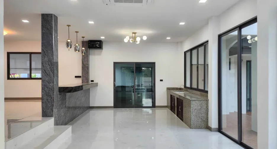 For sale 4 bedrooms house in San Kamphaeng, Chiang Mai