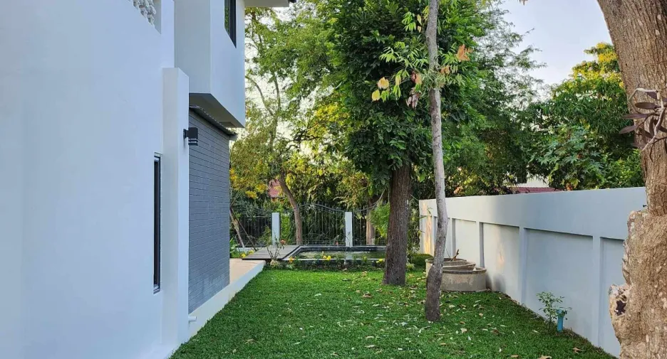 For sale 4 bedrooms house in San Kamphaeng, Chiang Mai