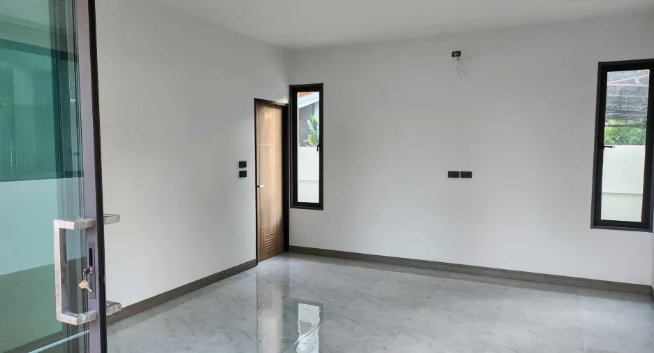 For sale 4 bedrooms house in San Kamphaeng, Chiang Mai