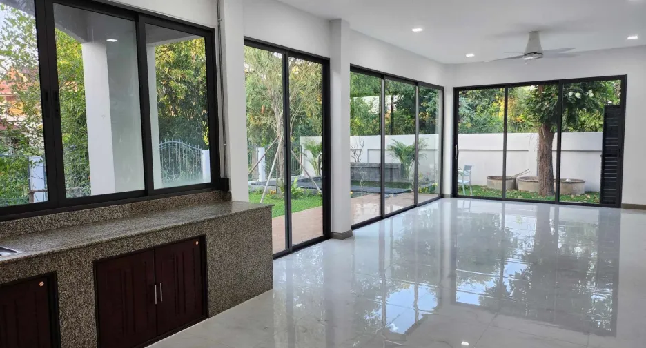 For sale 4 bedrooms house in San Kamphaeng, Chiang Mai
