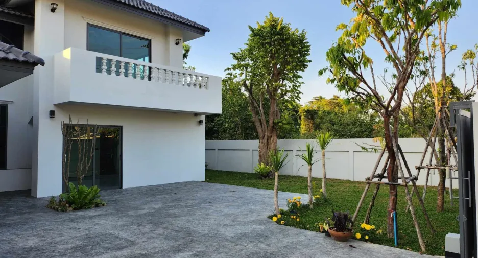 For sale 4 bedrooms house in San Kamphaeng, Chiang Mai