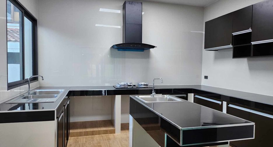 For sale 4 bedrooms house in San Kamphaeng, Chiang Mai