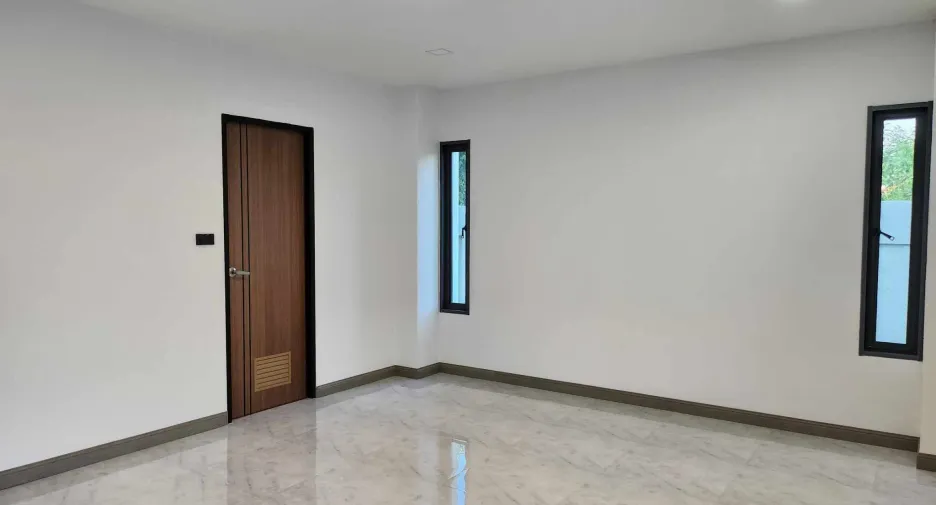 For sale 4 bedrooms house in San Kamphaeng, Chiang Mai