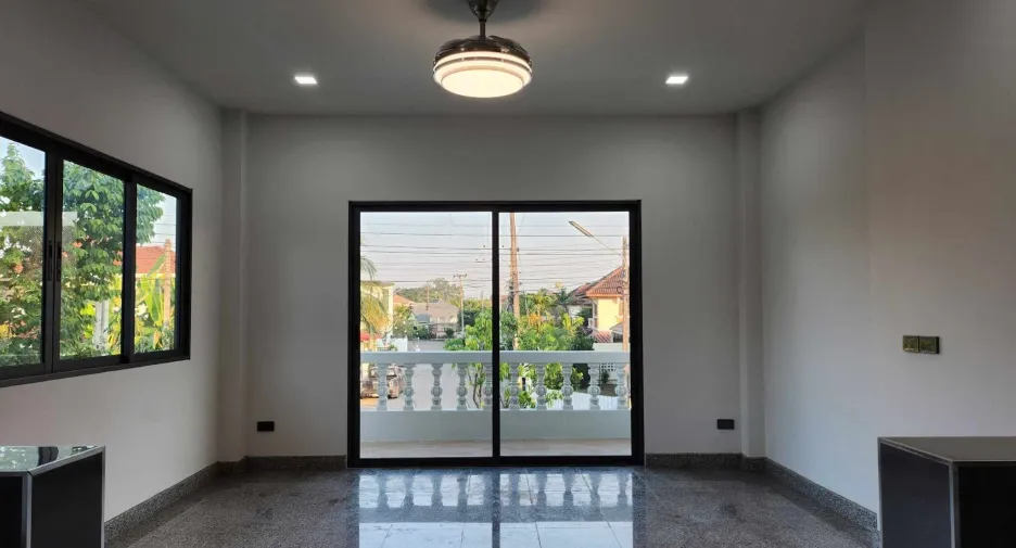 For sale 4 bedrooms house in San Kamphaeng, Chiang Mai