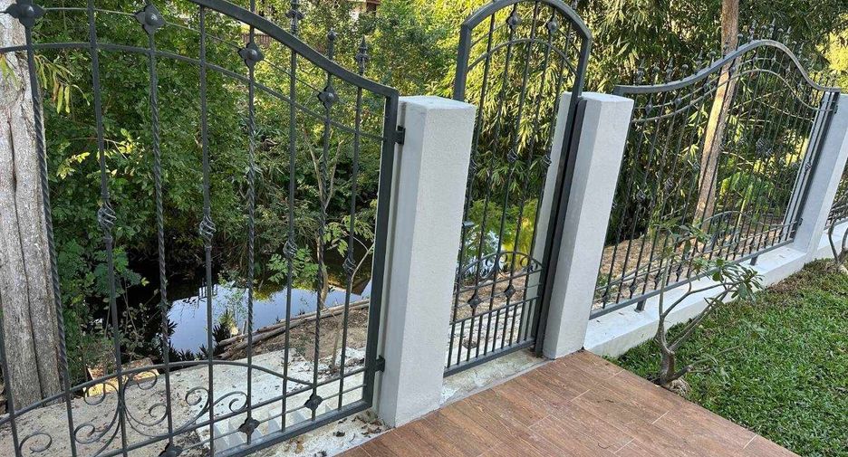 For sale 4 bedrooms house in San Kamphaeng, Chiang Mai
