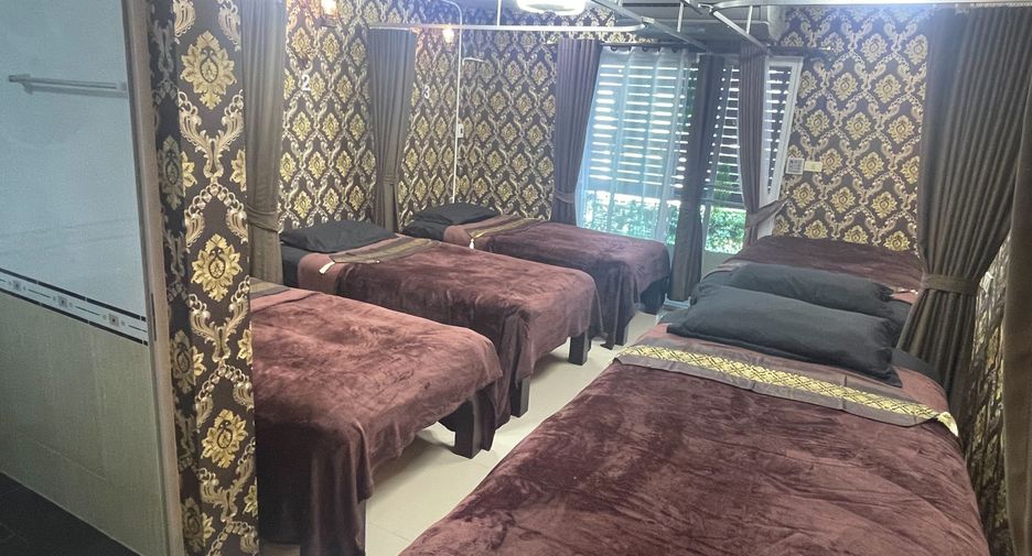 For rent 3 bedrooms retail Space in Bang Lamung, Chonburi