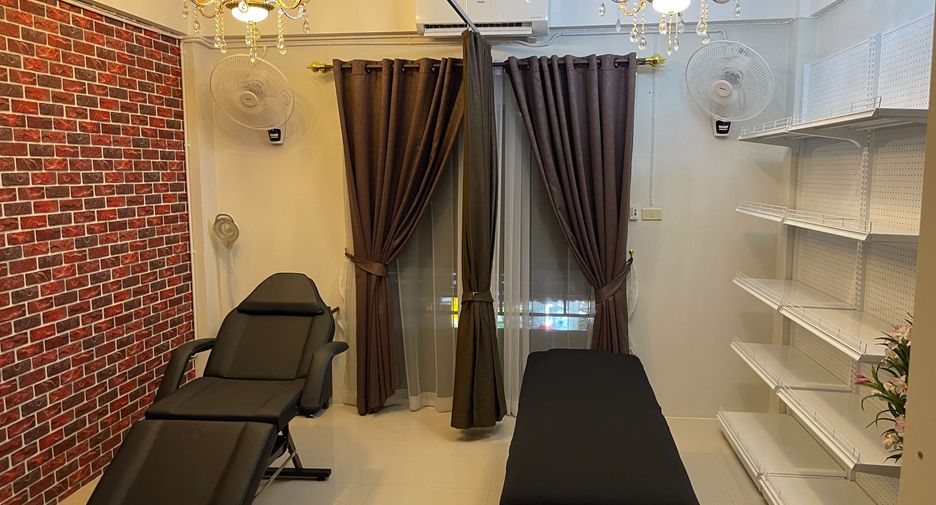 For rent 3 bedrooms retail Space in Bang Lamung, Chonburi