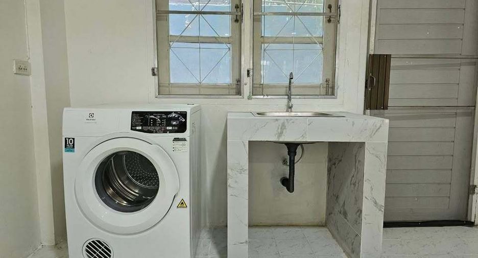 For rent 3 bedrooms townhouse in Mueang Chiang Mai, Chiang Mai