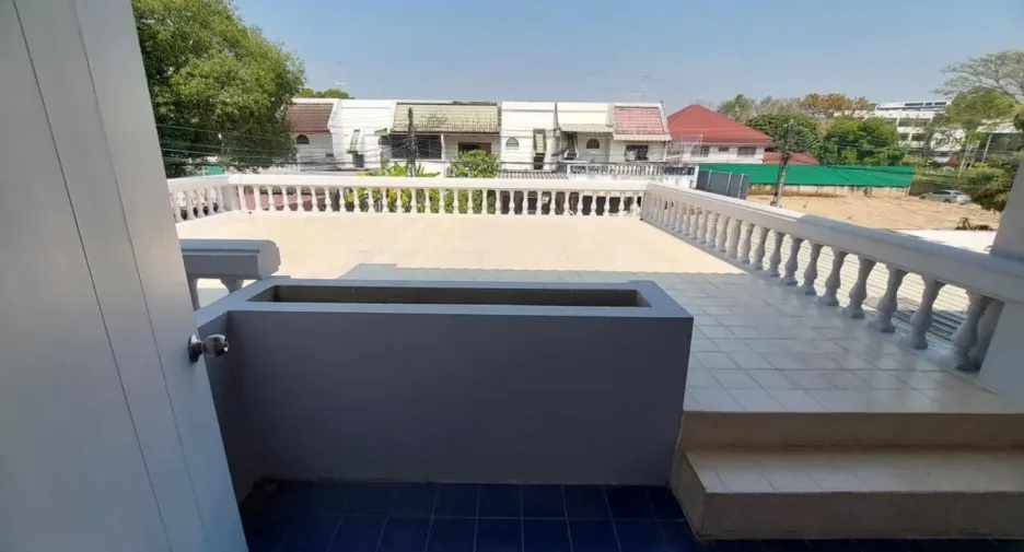 For rent 4 bedrooms townhouse in Mueang Chiang Mai, Chiang Mai