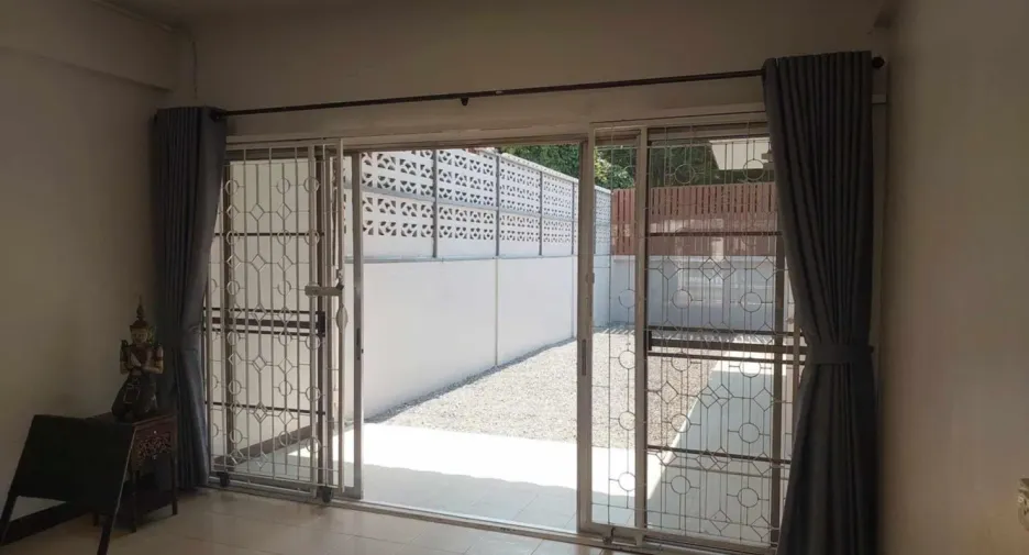 For rent 4 bedrooms townhouse in Mueang Chiang Mai, Chiang Mai