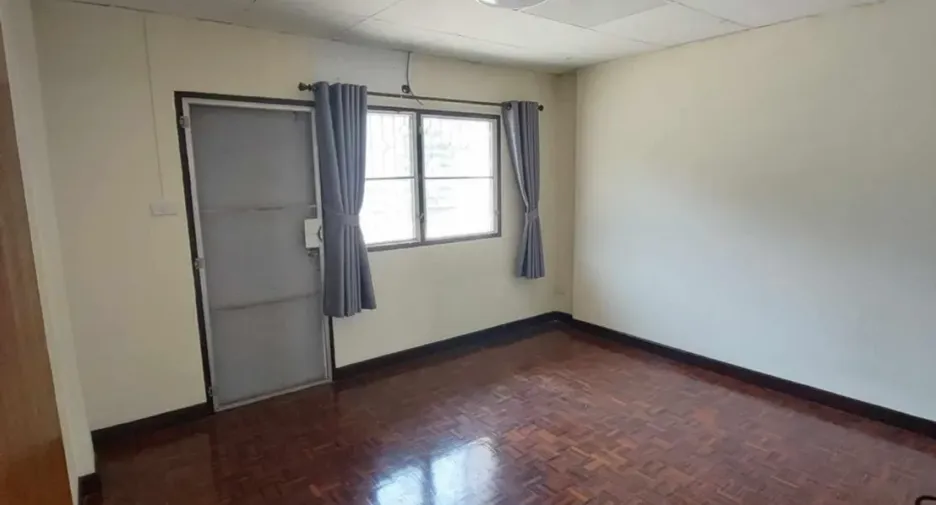 For rent 4 bedrooms townhouse in Mueang Chiang Mai, Chiang Mai