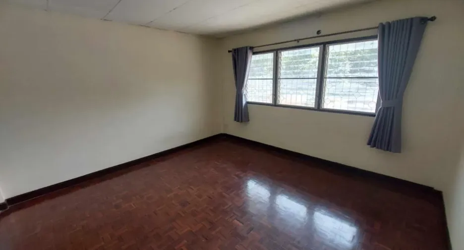 For rent 4 bedrooms townhouse in Mueang Chiang Mai, Chiang Mai