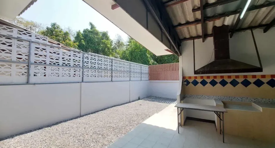 For rent 4 bedrooms townhouse in Mueang Chiang Mai, Chiang Mai