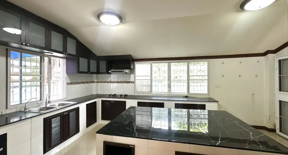 For sale 5 bedrooms house in San Sai, Chiang Mai