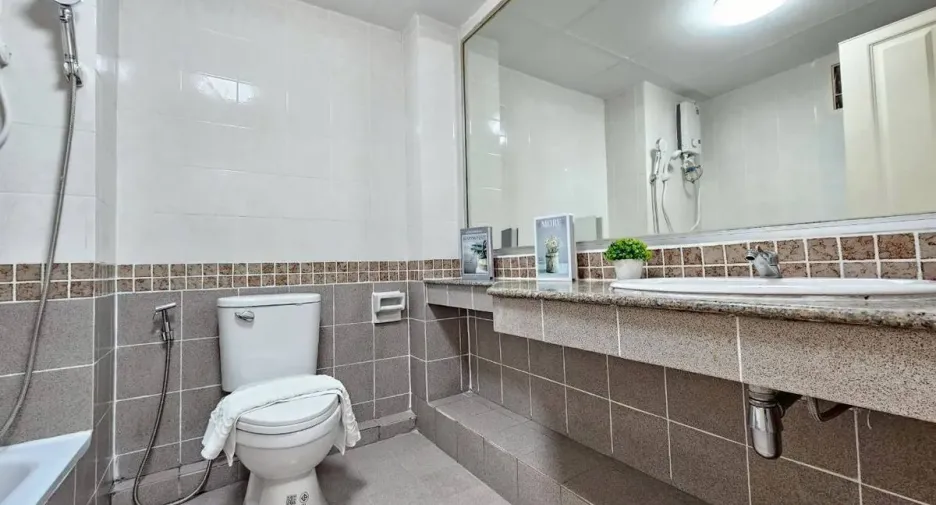 For sale studio condo in Wang Thonglang, Bangkok