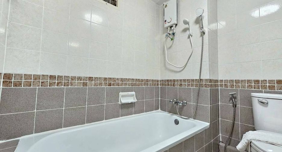 For sale studio condo in Wang Thonglang, Bangkok