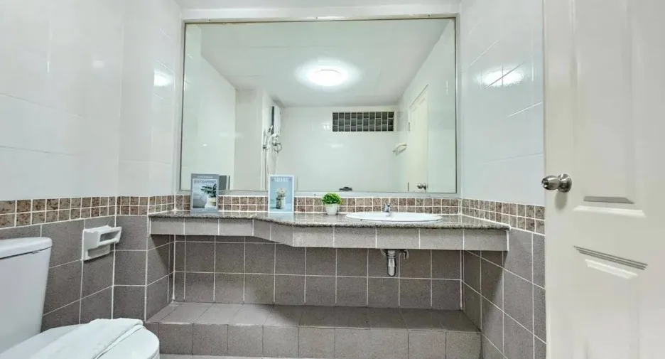 For sale studio condo in Wang Thonglang, Bangkok