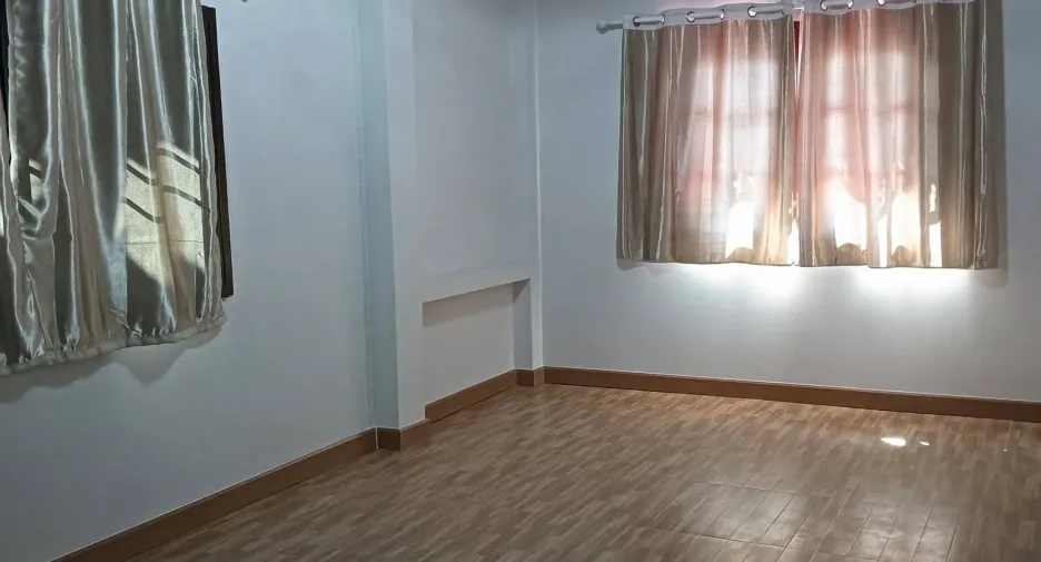 For rent 3 bedrooms retail Space in Mueang Chiang Mai, Chiang Mai
