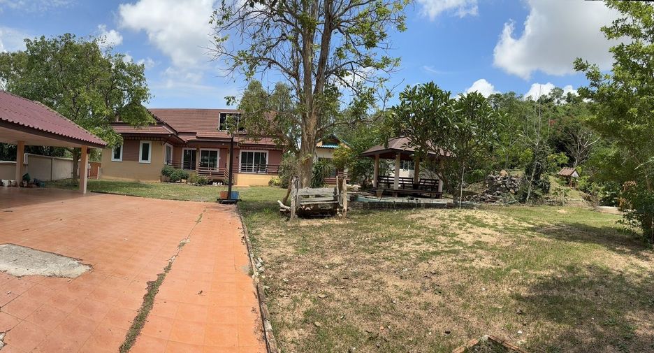 For sale and for rent 5 bedrooms house in Sattahip, Chonburi