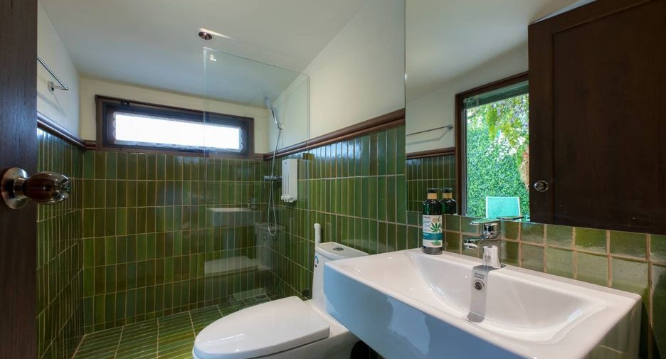 For rent 4 bedrooms townhouse in Mueang Chiang Mai, Chiang Mai