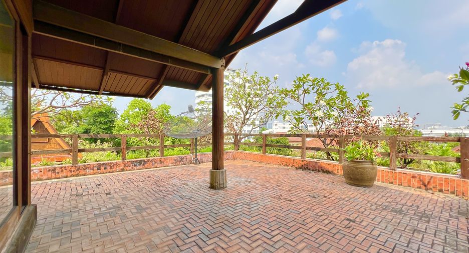 For sale 5 bedrooms house in Lak Si, Bangkok