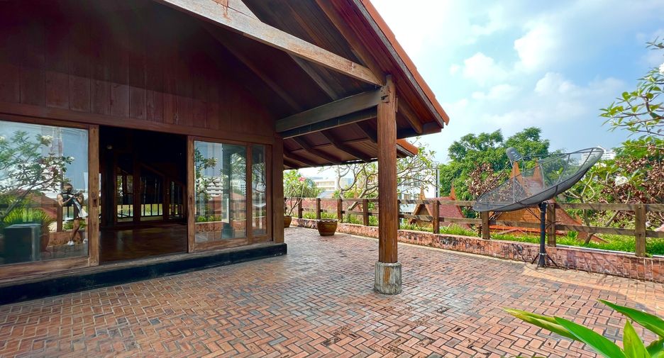 For sale 5 bedrooms house in Lak Si, Bangkok