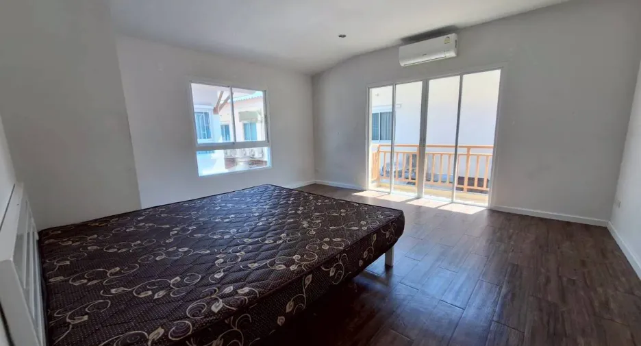 For sale and for rent 4 bedrooms townhouse in Hua Hin, Prachuap Khiri Khan