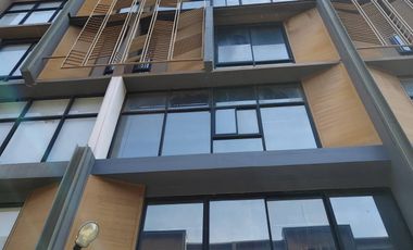Reihenhaus zum Kauf mit 6 Zimmer in Phra Khanong, Bangkok