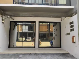 For sale 6 bedrooms townhouse in Phra Khanong, Bangkok