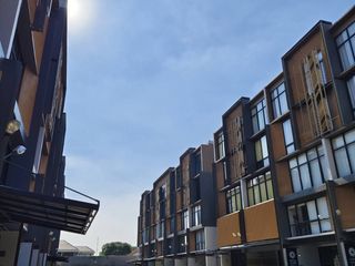 For sale 6 bedrooms townhouse in Phra Khanong, Bangkok