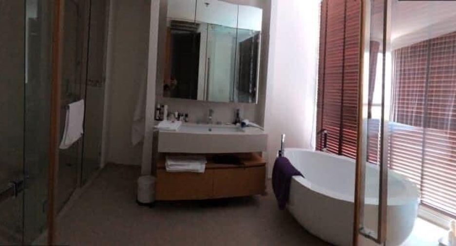 For sale 3 ベッドルーム condo in Sathon, Bangkok