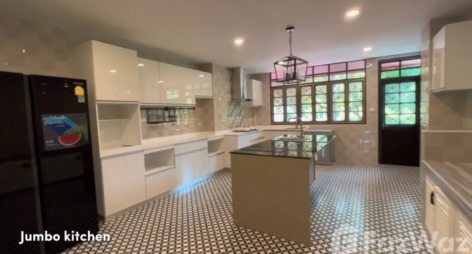 For rent 4 bedrooms villa in Mueang Chiang Mai, Chiang Mai