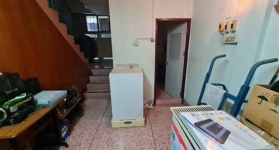 For sale 3 bedrooms retail Space in Pom Prap Sattru Phai, Bangkok