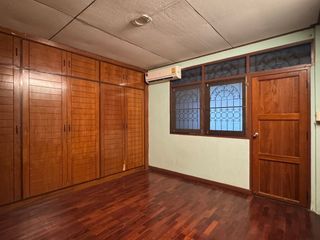 Haus zum Kauf mit 5 Zimmer in Chom Thong, Bangkok