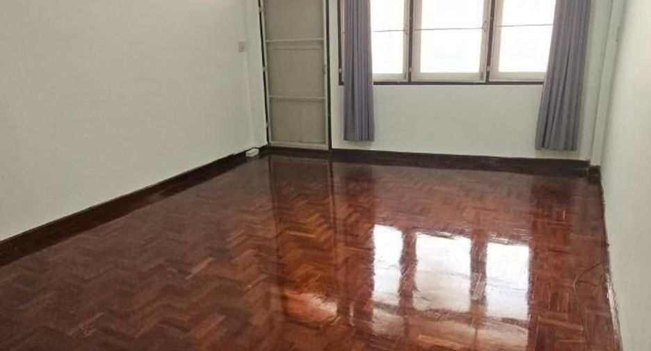 For sale and for rent 3 bedrooms retail Space in Khlong San, Bangkok