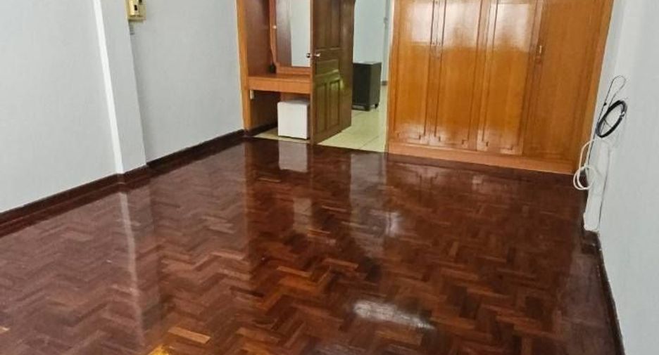 For sale and for rent 3 bedrooms retail Space in Khlong San, Bangkok