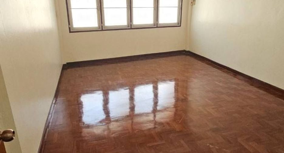 For sale and for rent 3 bedrooms retail Space in Khlong San, Bangkok