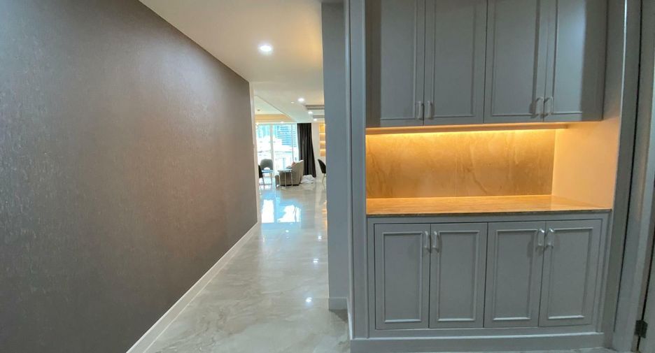 For sale and for rent 3 bedrooms condo in Khlong Toei, Bangkok