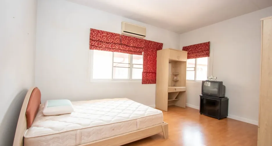 For rent 4 bedrooms house in Mueang Chiang Mai, Chiang Mai