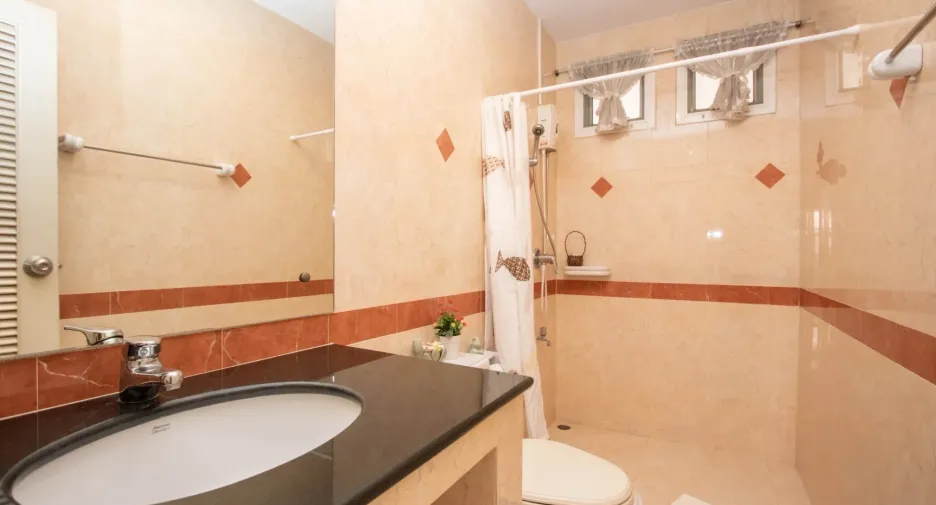 For rent 4 bedrooms house in Mueang Chiang Mai, Chiang Mai
