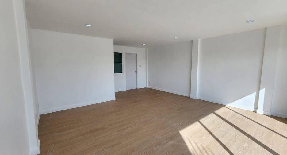 For sale and for rent 3 bedrooms townhouse in Suan Luang, Bangkok