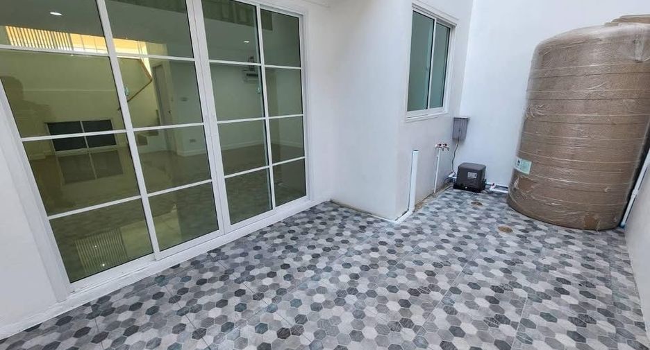 For sale and for rent 3 bedrooms townhouse in Suan Luang, Bangkok