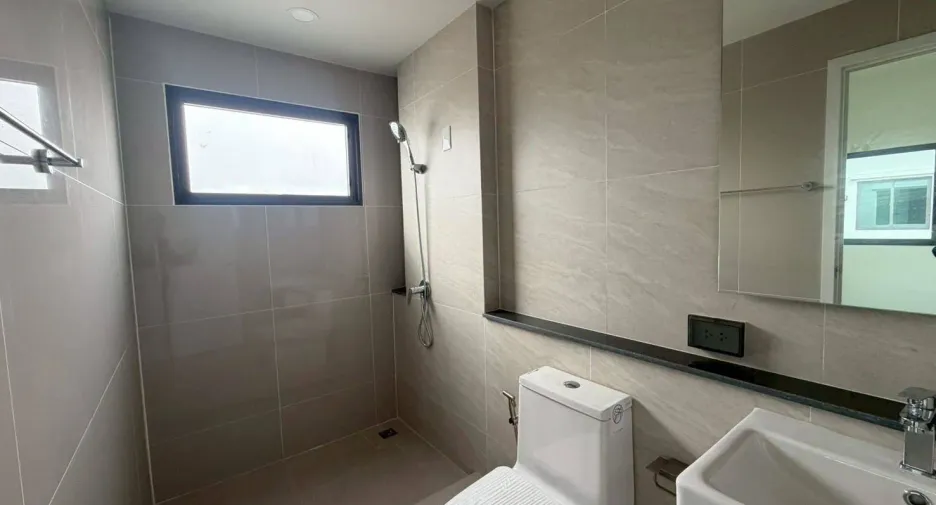 Haus zum Kauf mit 4 Zimmer in Lat Krabang, Bangkok