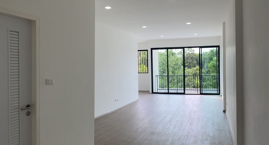 For sale 3 bedrooms townhouse in Bangkok Noi, Bangkok