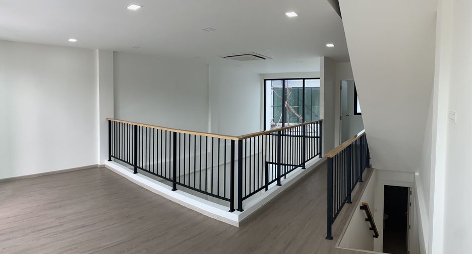 For sale 3 bedrooms townhouse in Bangkok Noi, Bangkok